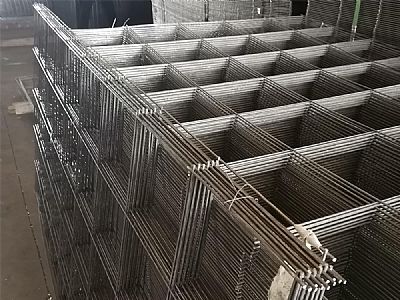 鋼絲焊接網片以鋼絲為原料，經過專業設備加工成網狀